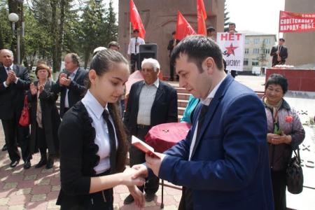 Массовый прием в пионеры и комсомол в станице Зеленчукской Карачаево-Черкесской Республики