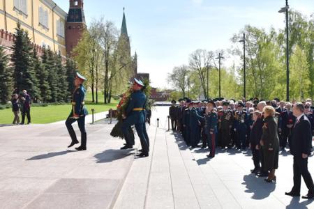Президент Белоруссии А.Г. Лукашенко возложил венок к могиле Неизвестного солдата у Кремлевской стены. В торжественной церемонии принял участие лидер КПРФ Г.А. Зюганов
