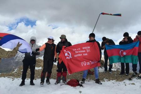 Знамя Победы - на вершине Гейдара Алиева