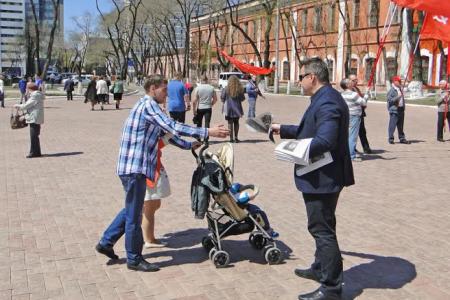 Амурская область. Коммунисты Благовещенска отметили юбилей Великой Победы возложением цветов и акцией «Знамя Победы»