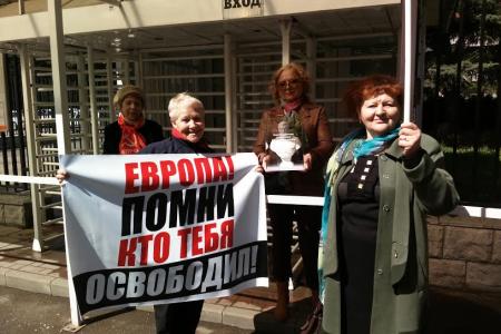 Коммунисты Куйбышевского и Первомайского местных отделений Москвы напомнили сотрудникам посольства Болгарии о роли Советского Союза в разгроме фашистской Германии