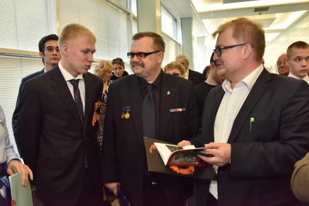 «Образы, вдохновляющие на новые свершения и победы». Г.А. Зюганов принял участие в открытии выставки художника И.В. Башмакова