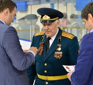 Ветераны войны вышли на лед на празднике спортклуба КПРФ в Москве