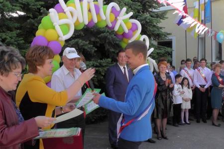 В Ставрополе депутат – коммунист Виктор Гончаров поздравил выпускников 