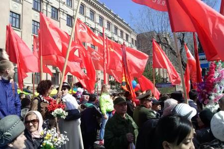 70-летие Победы в Хабаровске встретили под красными знаменами