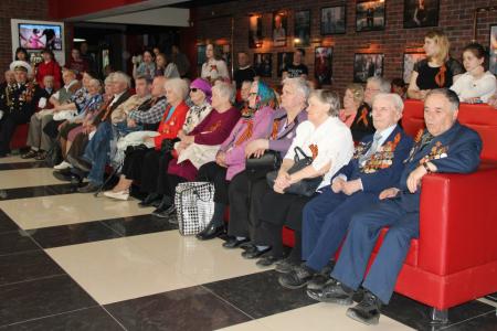 Челябинские коммунисты в канун Дня Победы организовали для ветеранов в местном кинозале демонстрацию художественного фильма о войне