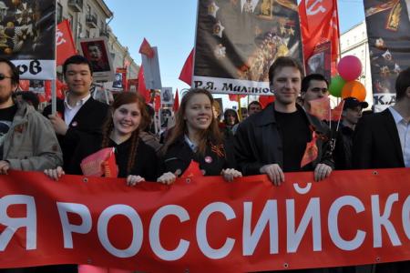 Санкт-Петербург: Шествие колонны коммунистов, ветеранов и комсомольцев по Невскому проспекту