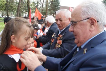 Массовый прием в пионеры и комсомол в станице Зеленчукской Карачаево-Черкесской Республики