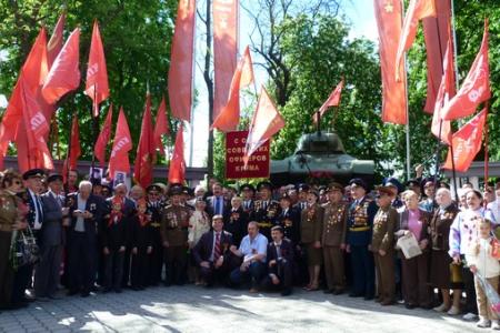 Республика Крым. В Симферополе состоялось торжественное возложение цветов к Вечному Огню и памятнику воинам-освободителям