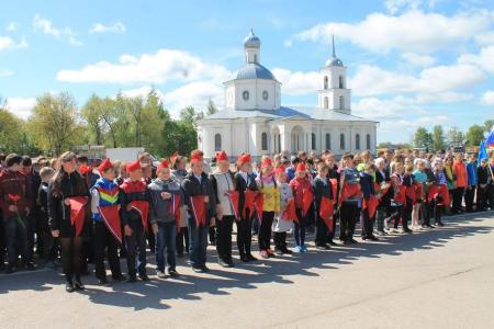 Пионер – всем ребятам пример! В день пионерии в Островском районе Псковской области повязали пионерские галстуки 26 мальчишкам и девчонкам