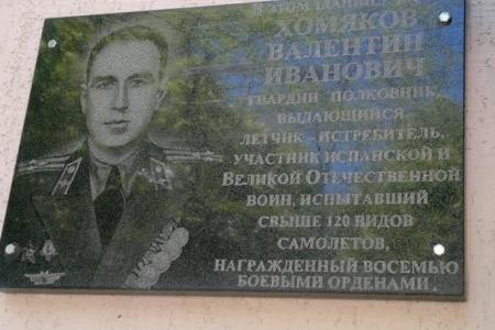 В Ставрополе депутат – коммунист Виктор Гончаров поздравил выпускников 