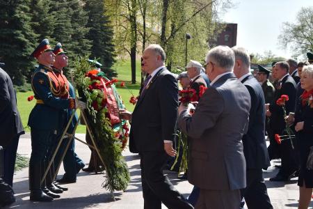 Президент Белоруссии А.Г. Лукашенко возложил венок к могиле Неизвестного солдата у Кремлевской стены. В торжественной церемонии принял участие лидер КПРФ Г.А. Зюганов