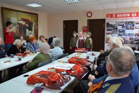 Депутат-коммунист Олег Лебедев поздравил в Тульском обкоме партии ветеранов Великой Отечественной войны