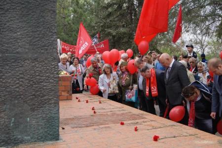 Сталинградские коммунисты отметили Первомай митингом-концертом и шествием