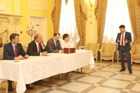 Г.А. Зюганов вручил дипломы выпускникам Центра политической учебы ЦК КПРФ группе организаторов избирательных компаний