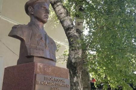 В Ставрополе депутат – коммунист Виктор Гончаров поздравил выпускников 