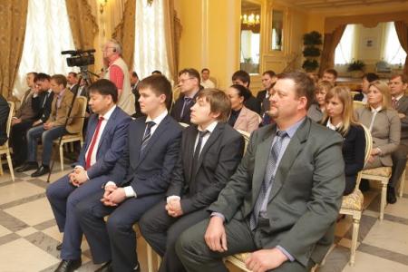 Г.А. Зюганов вручил дипломы выпускникам Центра политической учебы ЦК КПРФ группе организаторов избирательных компаний