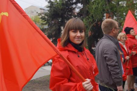 Коммунисты Пензы возложили цветы к памятнику Марксу