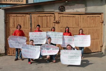 Комсомольцы Белгорода провели ряд пикетов на тему социально-экономической ситуации в городе и регионе