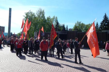 Барнаульские коммунисты возложили цветы к Мемориалу Славы и провели ряд мероприятий, приуроченных ко Дню Победы