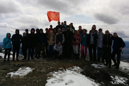 Комсомольцы Сахалина водрузили Знамя победы на пик Чехова