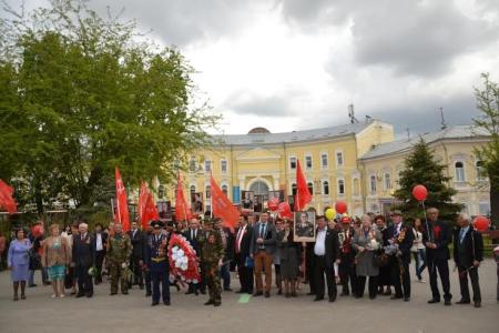 Астраханские коммунисты в День Победы возложили венки и цветы к мемориалу у Вечного огня 
