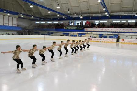 Ветераны войны вышли на лед на празднике спортклуба КПРФ в Москве