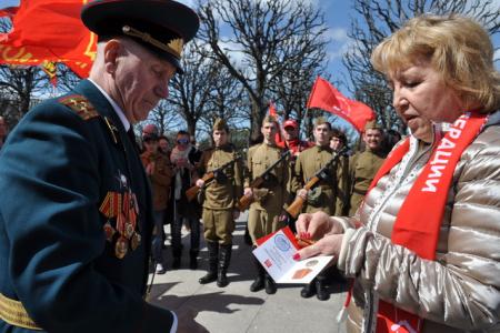 Ленинградские коммунисты возложили цветы на Пискаревском мемориальном кладбище