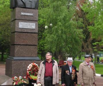Память о подвиге народном священна. Белгородские коммунисты провели митинг-реквием у памятника Г.К. Жукову