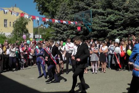 В Ставрополе депутат – коммунист Виктор Гончаров поздравил выпускников 