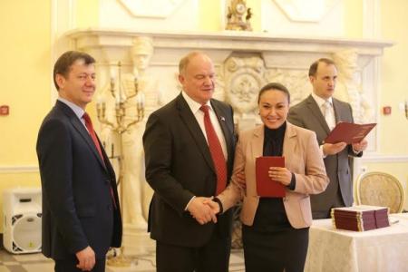 Г.А. Зюганов вручил дипломы выпускникам Центра политической учебы ЦК КПРФ группе организаторов избирательных компаний
