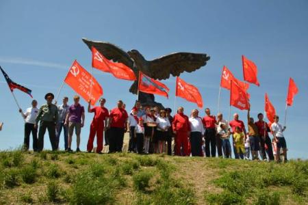 110 алых роз лауреату Нобелевской премии Михаилу Шолохову от коммунистов Дона