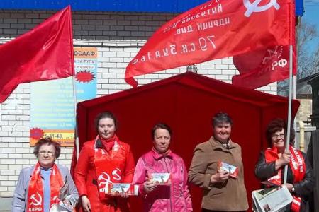 Ивановская область. Коммунисты Кинешемского райкома КПРФ поздравили жителей Наволок с 70-летним юбилеем Великой Победы