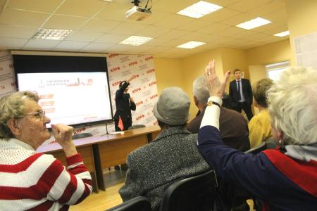 Свердловские коммунисты презентовали общественную организацию «Городской контроль КПРФ» и вручили удостоверения первым инспекторам