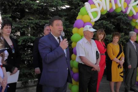 В Ставрополе депутат – коммунист Виктор Гончаров поздравил выпускников 