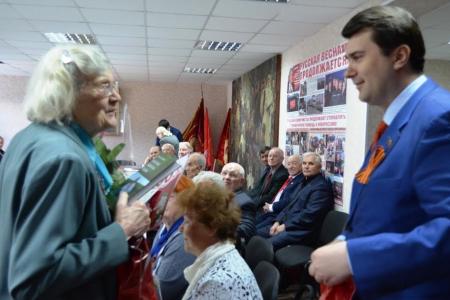 Депутат-коммунист Олег Лебедев поздравил в Тульском обкоме партии ветеранов Великой Отечественной войны