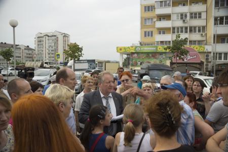 Краснодар. Микрорайон «Московский» через месяц после обещаний врио губернатора, три года после обещаний мэра. Депутат Госдумы С.П.Обухов провел бурные встречи с жителями