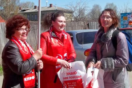 Ивановская область. Коммунисты Кинешемского райкома КПРФ поздравили жителей Наволок с 70-летним юбилеем Великой Победы