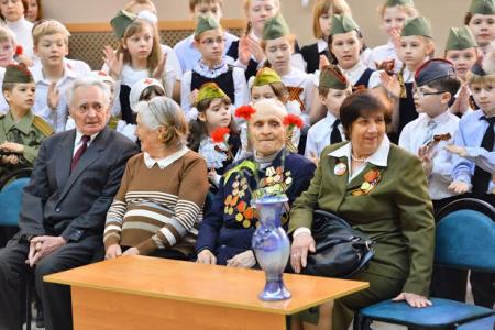 Секретарь Ивановского обкома КПРФ Александр Бойков вручил копию Знамени Победы школе №56