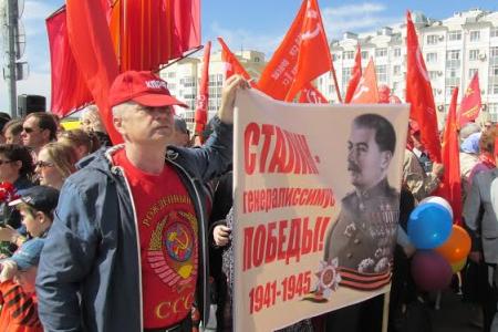 Республика Мордовия. Колонна КПРФ в День Победы прошла по центральным улицам Саранска