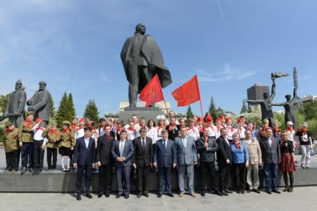 Новосибирск. Анатолий Локоть повязал галстуки юным пионерам