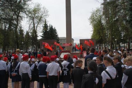 Массовый прием в пионеры и комсомол в станице Зеленчукской Карачаево-Черкесской Республики