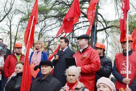Тульский обком вывел рабочих оборонных заводов на многотысячную праздничную первомайскую демонстрацию