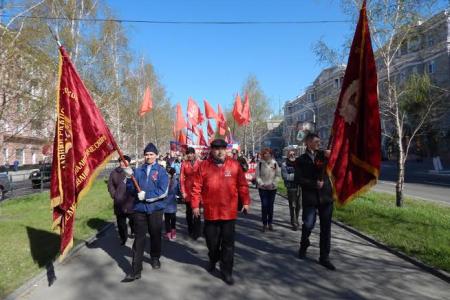 Кавалерист и ретро-автомобиль: барнаульские коммунисты отметили Первомай
