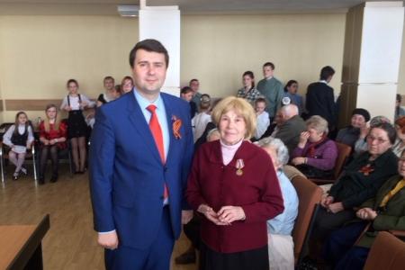 Депутат-коммунист Олег Лебедев поздравил детей войны с Днем Победы
