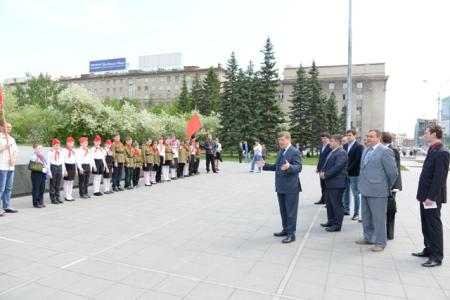 Новосибирск. Анатолий Локоть повязал галстуки юным пионерам