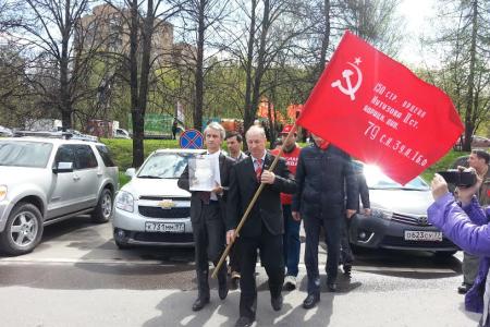 КПРФ подарила 14 посольствам символы Победы – бюст Сталина и копию Знамени Победы