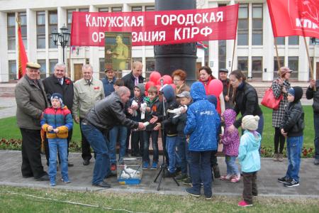 Калуга: Первомай шагает по планете