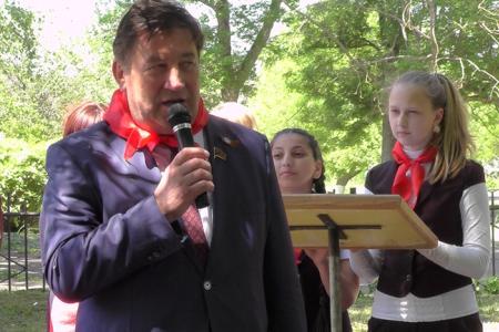 Лидер ставропольских коммунистов депутат Госдумы Виктор Гончаров принял пионерскую присягу сельских ребятишек