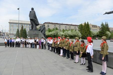 Новосибирск. Анатолий Локоть повязал галстуки юным пионерам